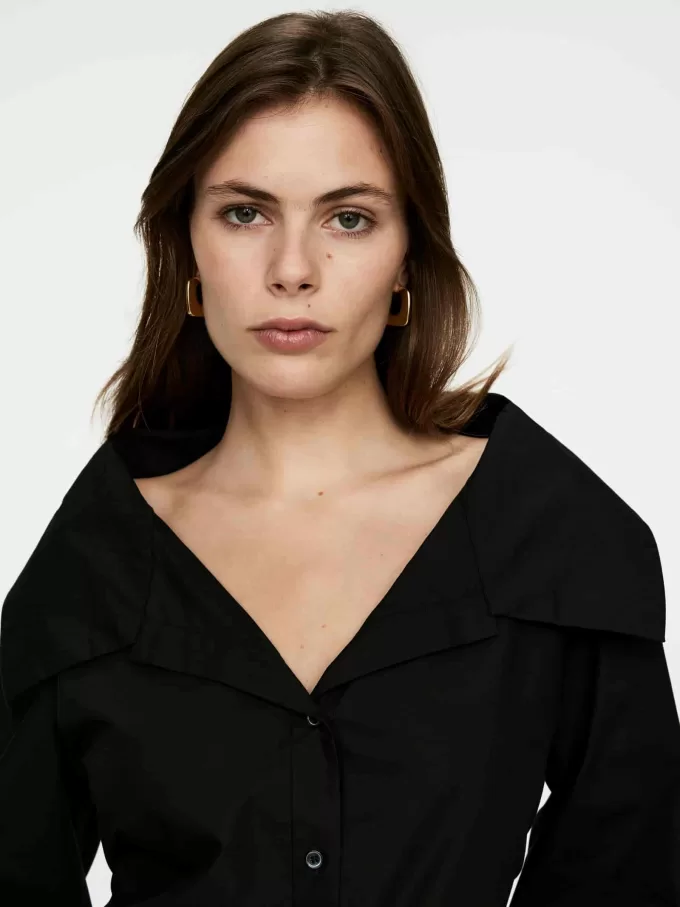 Bluse mit weitem Kragen Bluse mit weitem Kragen