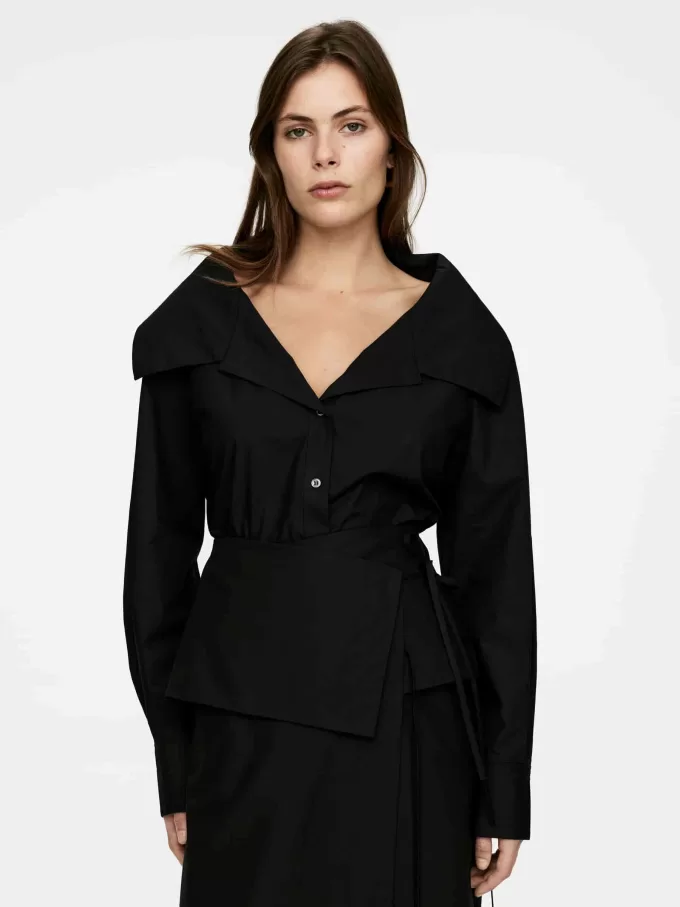 Bluse mit weitem Kragen Bluse mit weitem Kragen