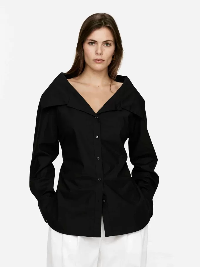 Bluse mit weitem Kragen Bluse mit weitem Kragen