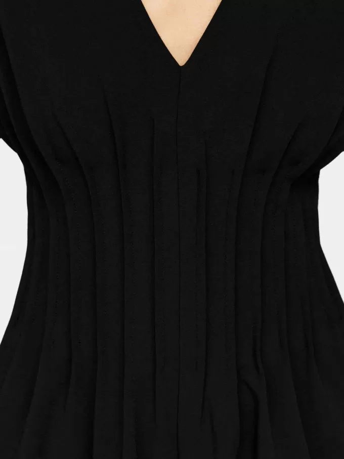 Faltenkleid mit V-Ausschnitt Faltenkleid mit V-Ausschnitt