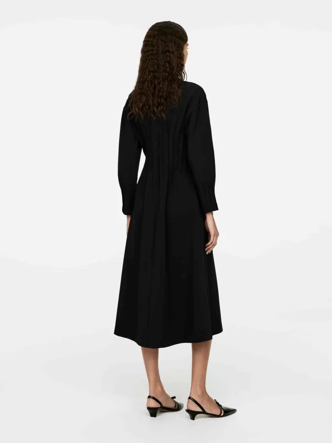Faltenkleid mit V-Ausschnitt Faltenkleid mit V-Ausschnitt