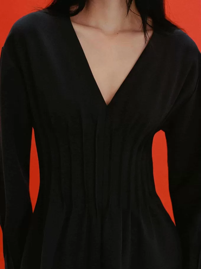 Faltenkleid mit V-Ausschnitt Faltenkleid mit V-Ausschnitt