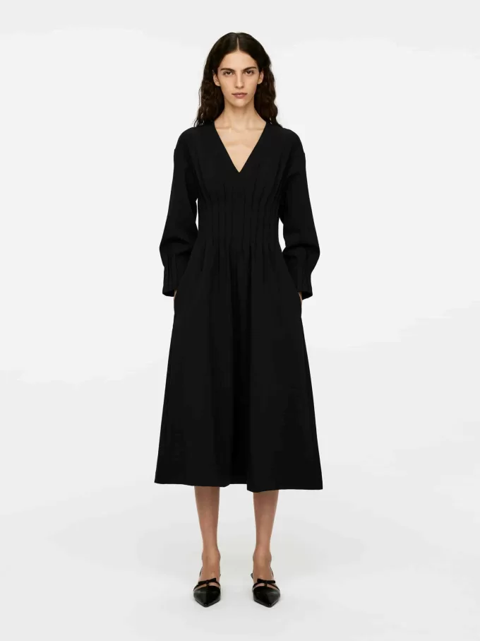 Faltenkleid mit V-Ausschnitt Faltenkleid mit V-Ausschnitt