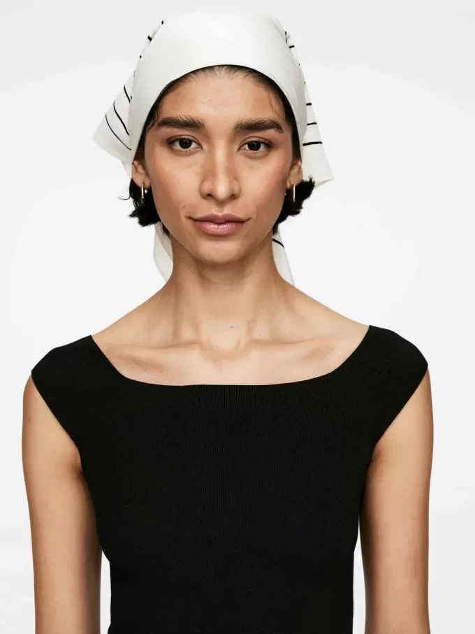 Gestricktes schulterfreies Oberteil Gestricktes schulterfreies Oberteil