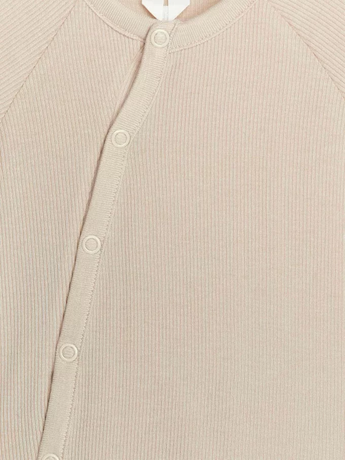 Glattgerippter Pyjama für Neugeborene Glattgerippter Pyjama für Neugeborene