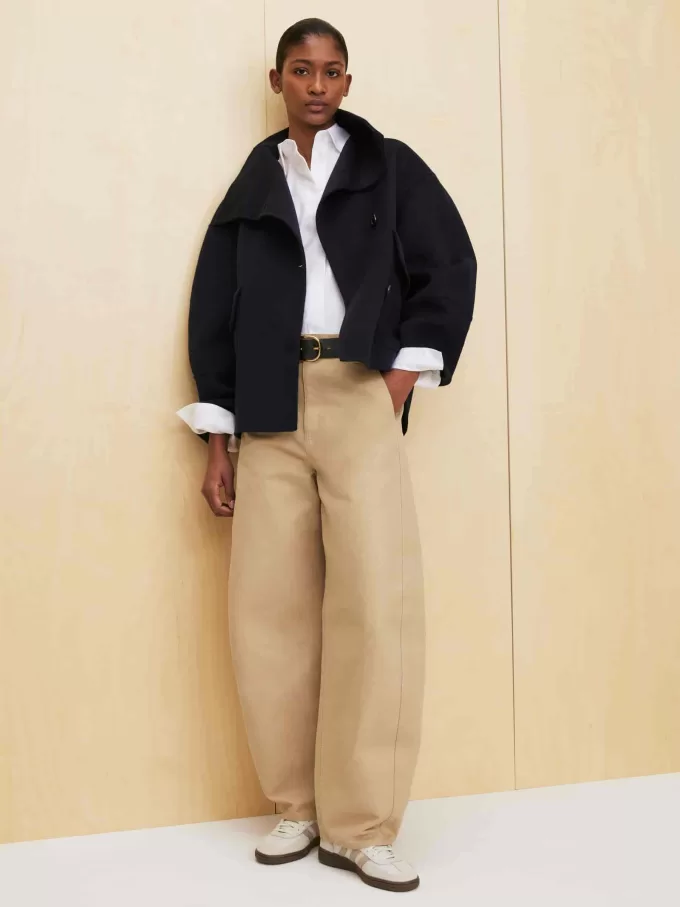 Hose mit ausgestelltem Bein Hose mit ausgestelltem Bein