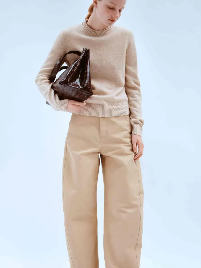 Hose mit ausgestelltem Bein Hose mit ausgestelltem Bein