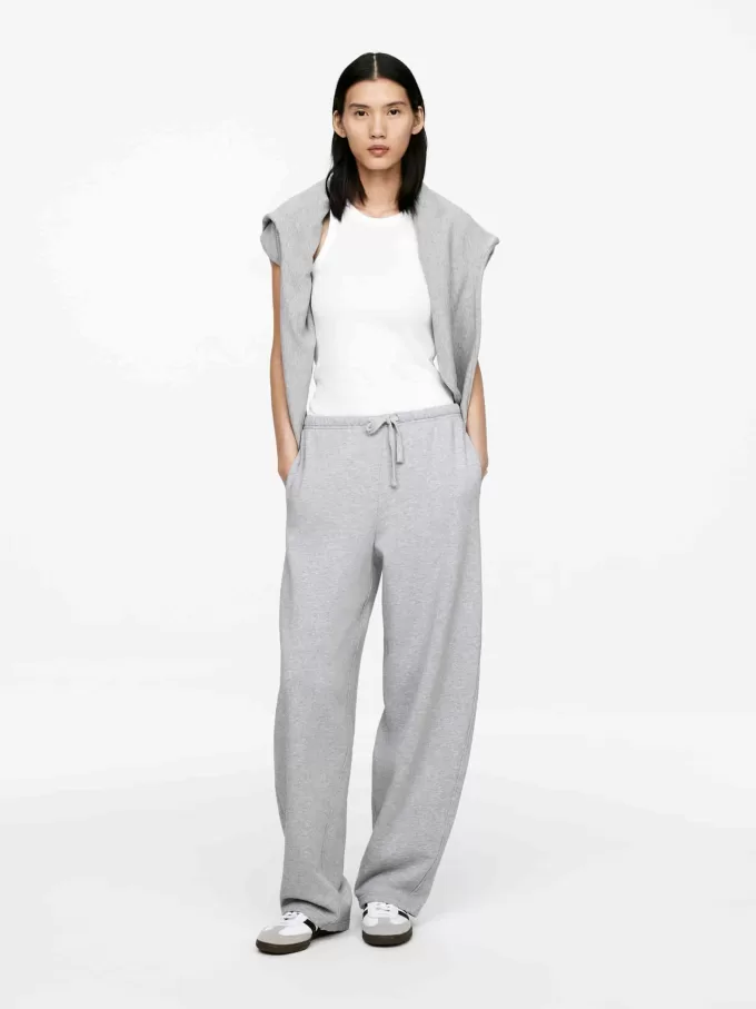 Jogginghose mit ausgestelltem Bein Jogginghose mit ausgestelltem Bein