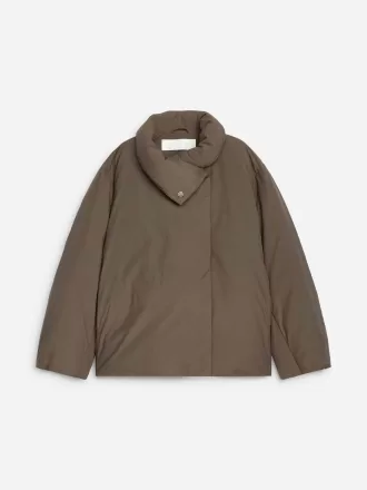 Upcycled Daunenjacke mit hohem Kragen