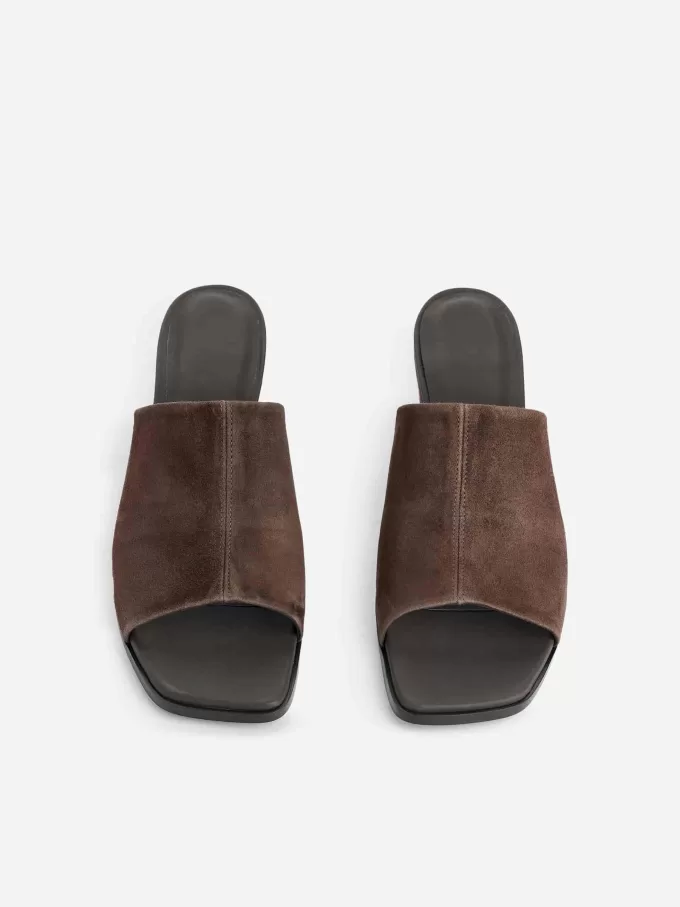 Wildledersandalen mit mittelhohem Absatz Wildledersandalen mit mittelhohem Absatz