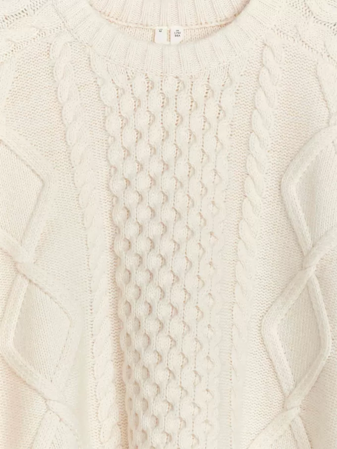 Wollpullover mit Zopfmuster Wollpullover mit Zopfmuster