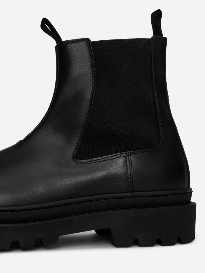 Chelsea-Stiefel aus Leder mit Schutzblech Chelsea-Stiefel aus Leder mit Schutzblech
