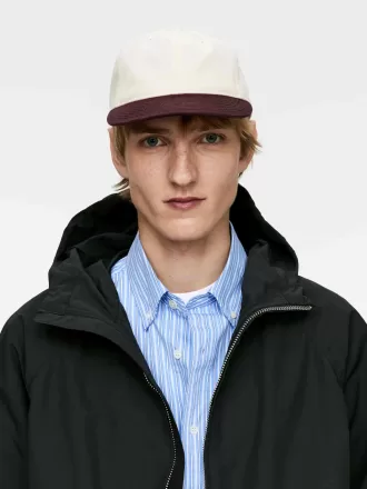 Kappe in Kontrastfarbe